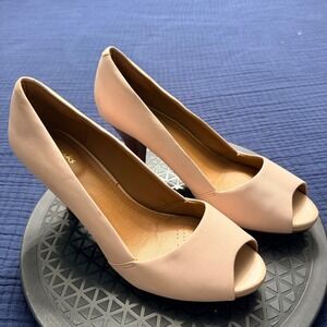 Clarks Womoens 9M Nude Leather Peep Toe Pumps Stacked Heel Timeless Classic